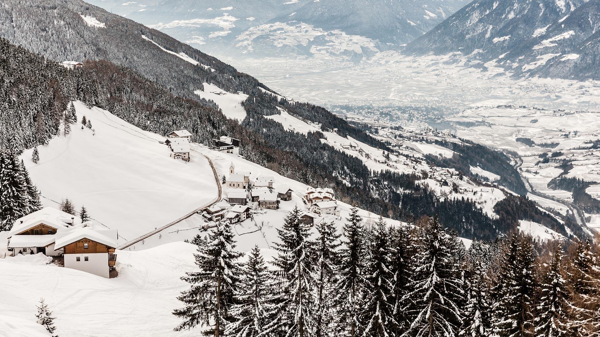 In inverno a Merano e dintorni regalatevi un'esperienza emozionante, nella vicina area sciistica: divertimento garantito tra scii, escursioni e shopping.